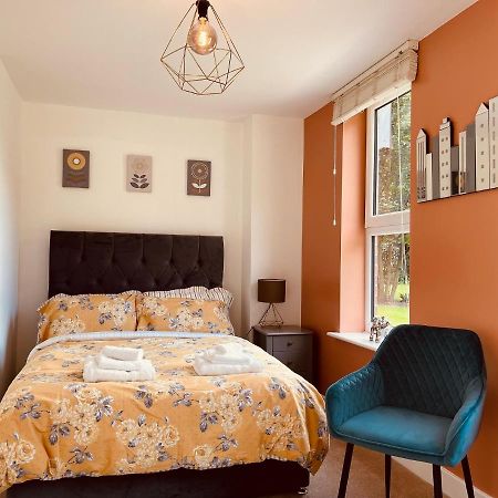 Cheerful 2-Bed Townhouse In Wakefield With Parking Villa Exterior photo