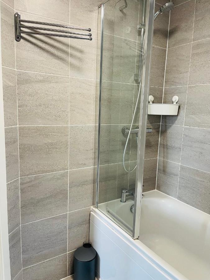 Cheerful 2-Bed Townhouse In Wakefield With Parking Villa Exterior photo