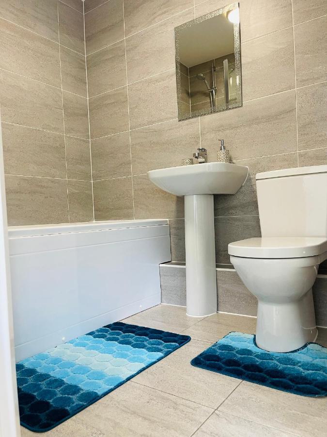 Cheerful 2-Bed Townhouse In Wakefield With Parking Villa Exterior photo